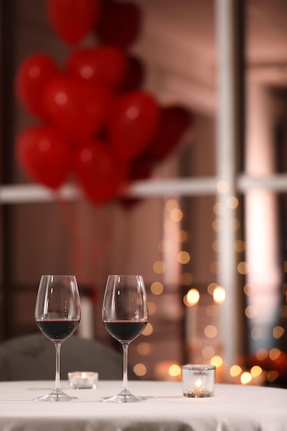 Verres de vin pour un dîner romantique sur table au restaurant