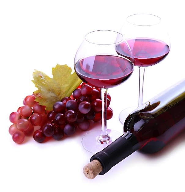Verres à vin avec raisin de cuve rouge et bouteille isolé sur blanc