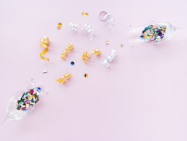 Verres à vin remplis de confettis comme du champagne