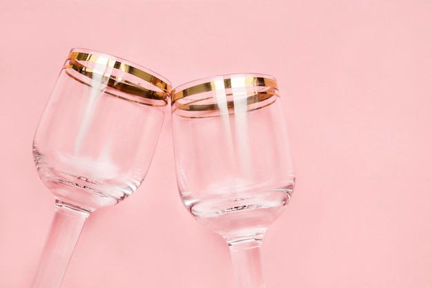 Verres à vin sur rose