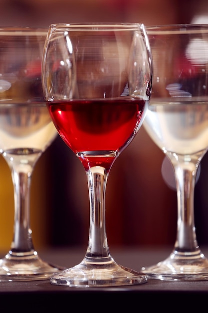 Photo des verres de vin rouge et blanc en gros plan