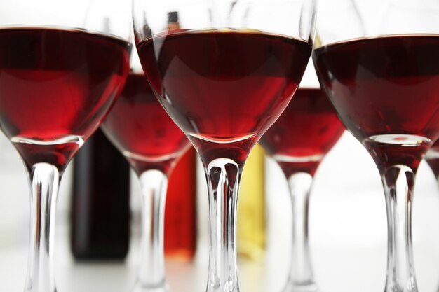 Verres, vin rouge, blanc, table, closeup