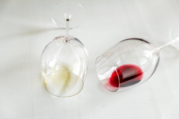 Verres à vin rouge et blanc