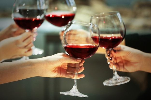 Verres de vin rouge lors de joyeuses fêtes