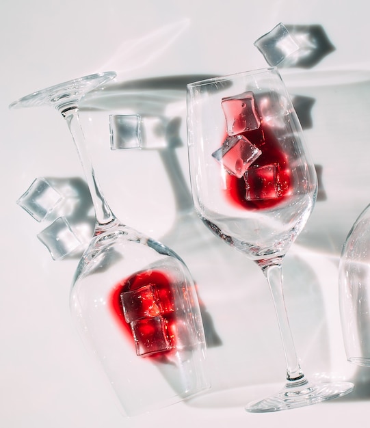 Verres de vin rouge avec ombre