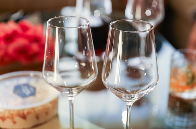 Les verres à vin sont un symbole de célébration, de joie et de sophistication. Le vin représente la richesse de la vie.