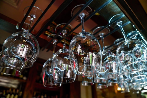 Verres de vin suspendus au-dessus d'un bar rack in restaurant