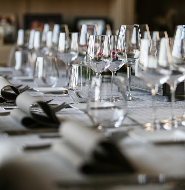 Des verres de vin sur la table au restaurant