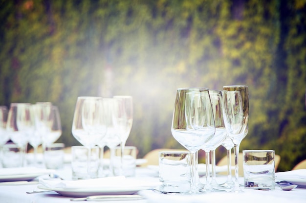 Des verres de vin sur la table dans un restaurant