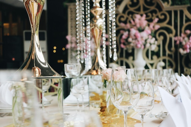 Des verres de vin sur la table à manger lors d'un mariage