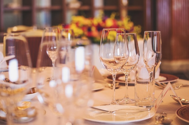 Des verres à vin sur la table d'un restaurant