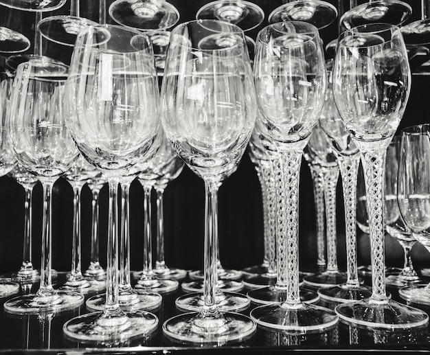 Photo des verres à vin sur la table.