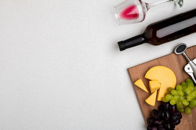 Verres à vin et tire-bouchon sur fond blanc vue de dessus