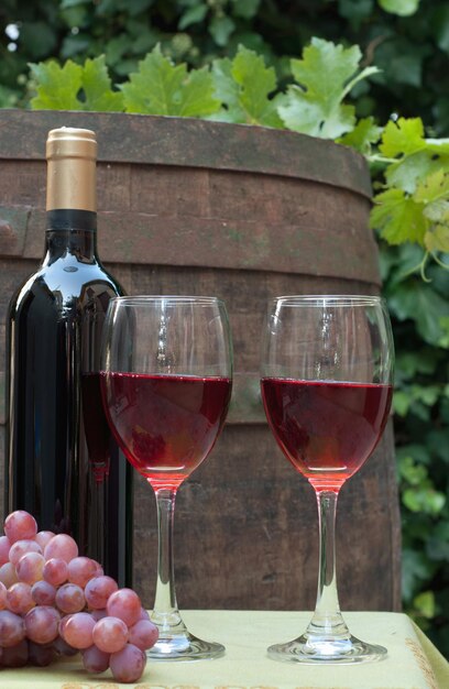 Verres de vin sur un tonneau de vin