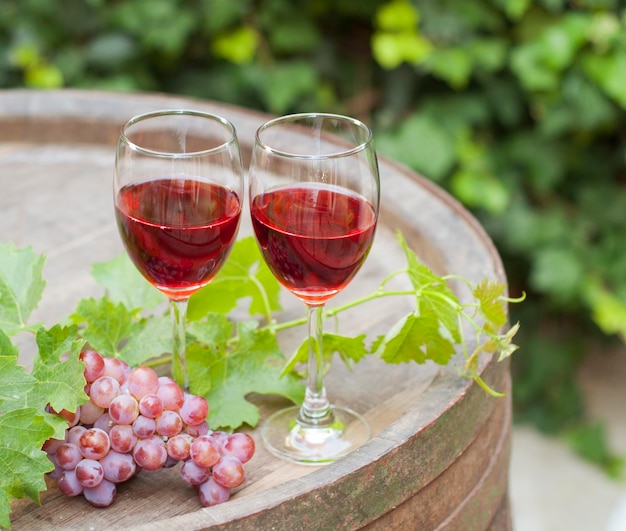 Verres de vin sur un tonneau de vin