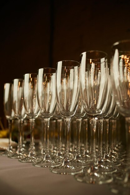 Verres à vin transparents avec bokeh de lumières vives Verres sur fond clair dans un ton chaud