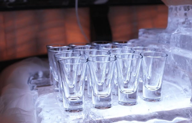 Verres à vin en verre sur la table servis pour la réception au restaurant