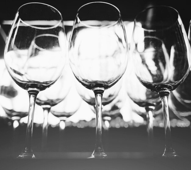 Verres à vin vides dans un restaurant ou un café