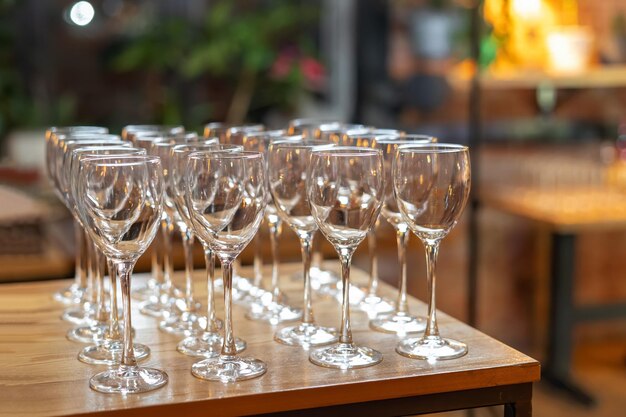 Verres à vin vides sur un rack belle restauration arrière-plan flou