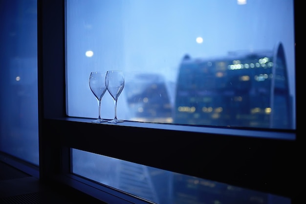 verres à vin vides servant d'intérieur de restaurant / verres à vin en verre magnifiquement servis