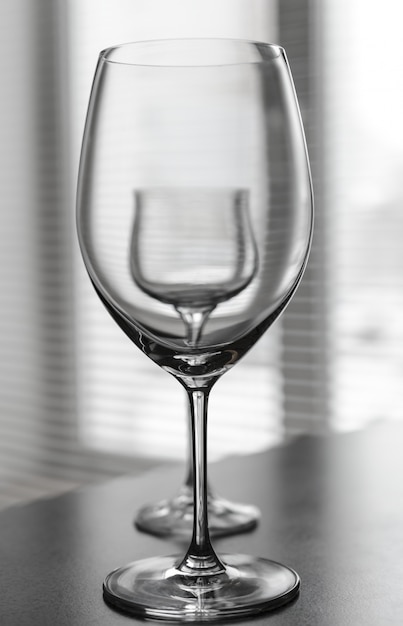 Photo verres à vin vides sur une table noire