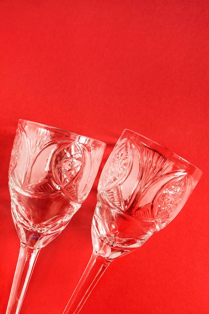 Verres à vin vintage sur rouge