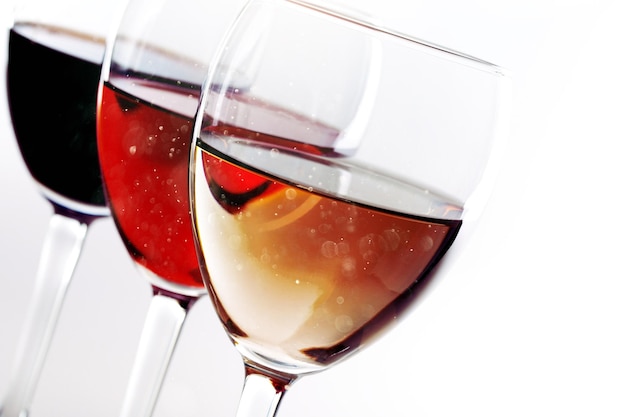Des verres avec des vins différents sur un fond flou en gros plan