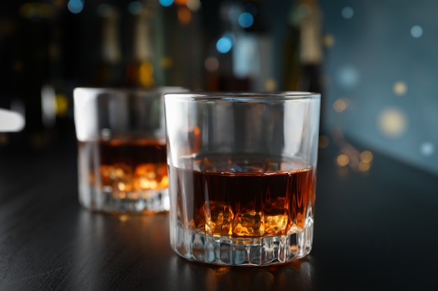 Verres de whisky sur le comptoir du bar