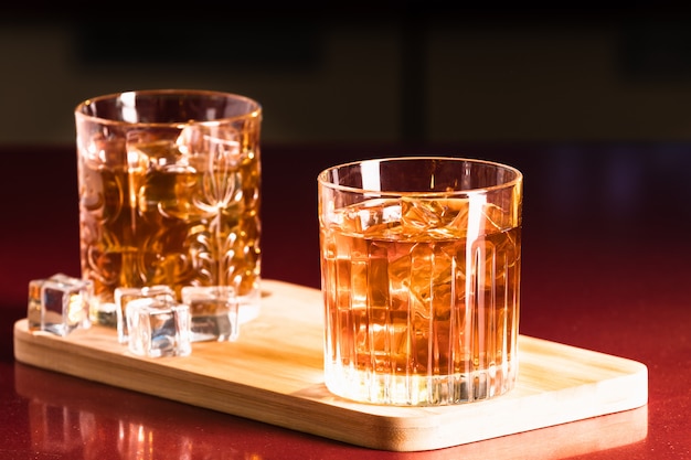 Verres à whisky avec de la glace dans un bar-salon