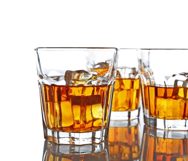 Verres de whisky avec de la glace isolé sur blanc