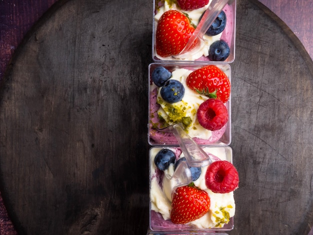 Verres de yaourt aux baies alimentaires gros plan sur une surface en bois