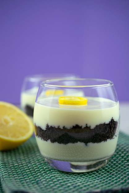 Verrine sicilienne au citron et aux biscuits sur fond bleu