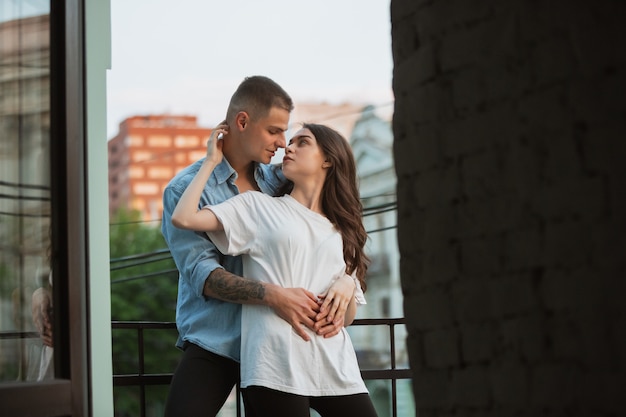 Verrouillage de la quarantaine, concept de séjour à la maison - jeune beau couple caucasien