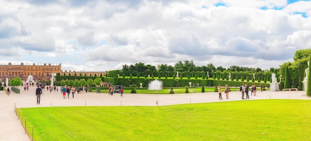 VERSAILLES FRANCE 02 JUILLET 2016 Beau jardin dans un célèbre château de Versailles Chateau de VersaillesFrance