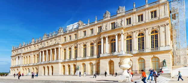 VERSAILLES FRANCE - 21 SEPTEMBRE Entrée principale de Versailles, France, le 21 septembre 2013. Le château de Versailles était un château royal, le plus beau palais de France et du monde.