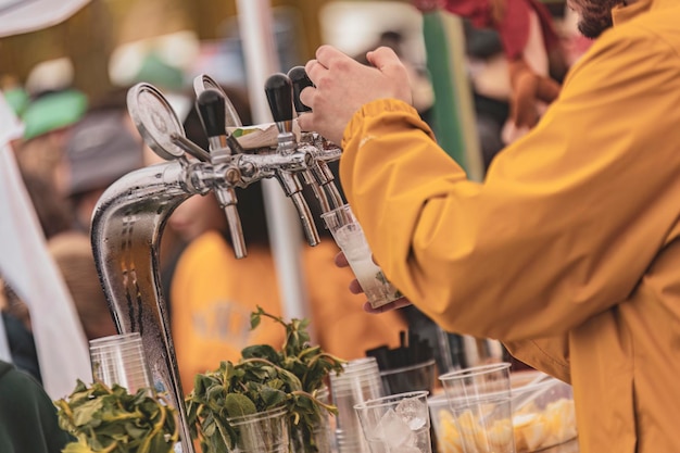 Le versement de la bière dans le verre