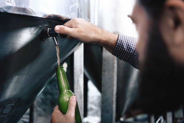 Verser de la bière fraîche dans une usine de brasserie