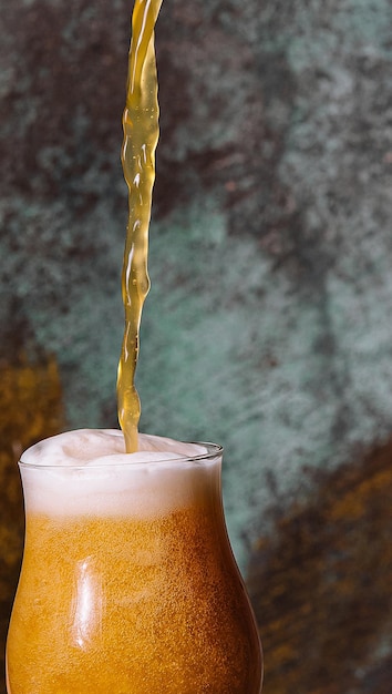 Verser de la bière fraîche dans un verre en gros plan