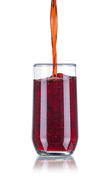 Verser une boisson rouge dans un verre