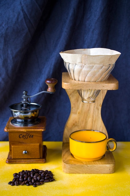 Verser sur la cafetière, la tasse à café et la tasse, shoot studio