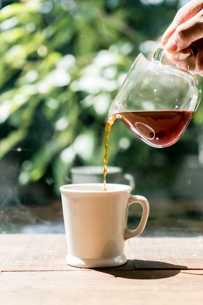 verser du café dans la tasse