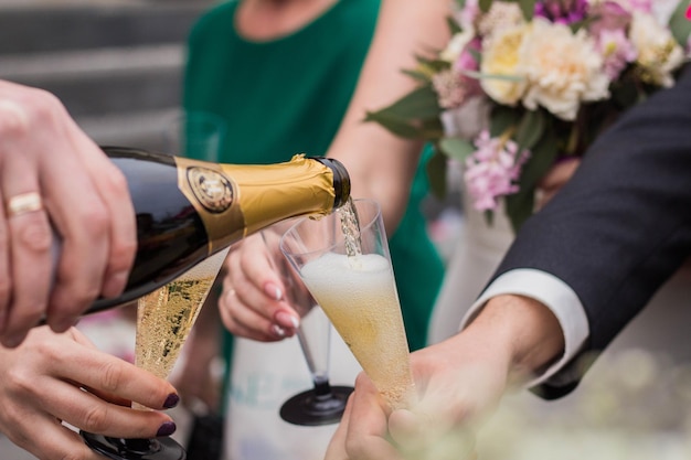 Verser du champagne dans un verre agrandi