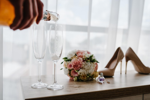 Verser du champagne dans des verres debout sur la table Jour du mariage