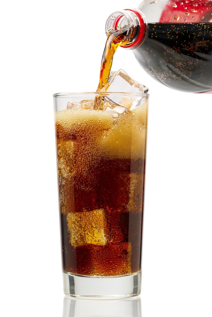 Photo verser du cola dans un verre avec des glaçons