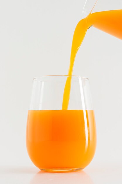 Verser du jus d'orange bio frais dans un verre