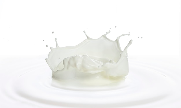 Verser du lait splash isolé sur fond blanc