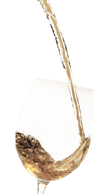 Verser du vin blanc dans un verre - isolé