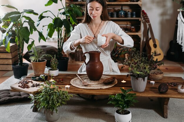 Verser de l'eau dans la cruche avec le rituel du cacao de cérémonie du cacao