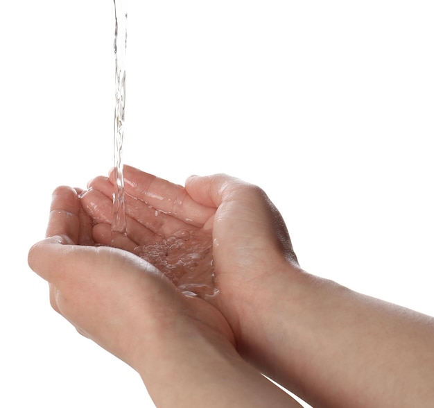 Verser de l'eau dans les mains de woman39s sur fond blanc gros plan