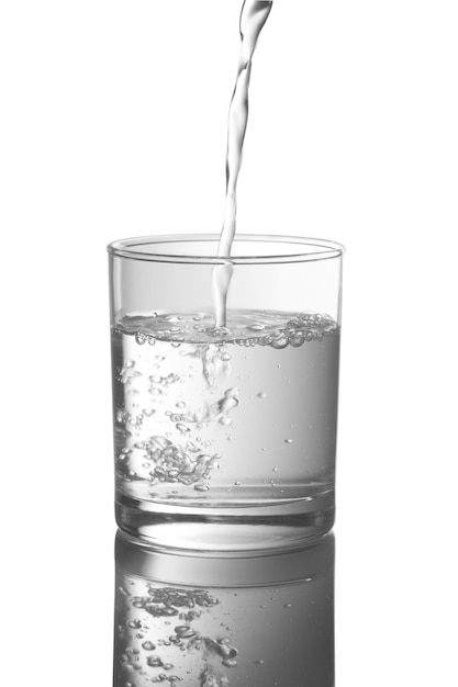 Verser de l'eau dans des verres isolés sur fond blanc